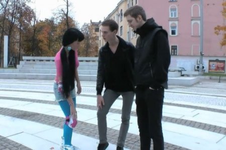 Длинноволосую красивую брюнетку на роликах ебут два парня Длинноволосую красивую брюнетку на роликах ебут два парня