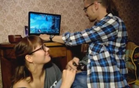 Девушка делает домашний минет пока парень играет в Доту за компом Девушка делает домашний минет пока парень играет в Доту за компом