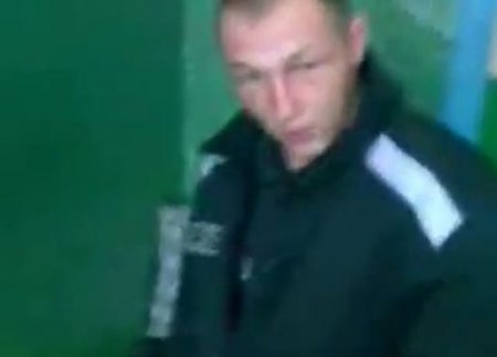 Зеки опускают петуха на зоне и заставляют его давать в жопу Зеки опускают петуха на зоне и заставляют его давать в жопу