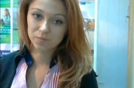 Сотрудница салона сотовой связи мастурбирует под столом на работе Сотрудница салона сотовой связи мастурбирует под столом на работе