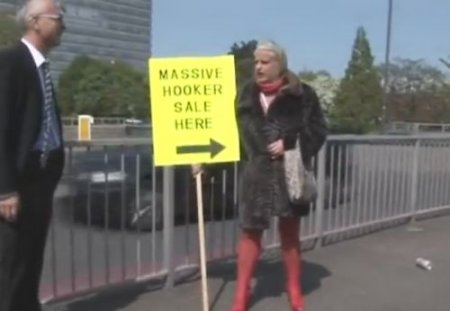 Мужчина на улице снял за деньги зрелую мамку-сутенёршу в шубе Мужчина на улице снял за деньги зрелую мамку-сутенёршу в шубе