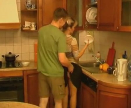 На кухне любимая мать и сама не прочь приёмному сыну дать На кухне любимая мать и сама не прочь приёмному сыну дать