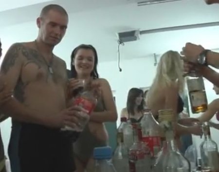 Реальная свинг вечеринка молодёжи в сауне с настоящей еблей Реальная свинг вечеринка молодёжи в сауне с настоящей еблей