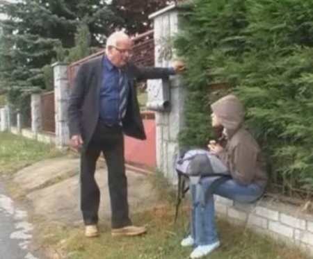 Старик приютил у себя и трахнул бездомную промокшую девушку Старик приютил у себя и трахнул бездомную промокшую девушку