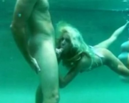 Короткий секс без акваланга под водой молодых любителей фридайвинга Короткий секс без акваланга под водой молодых любителей фридайвинга